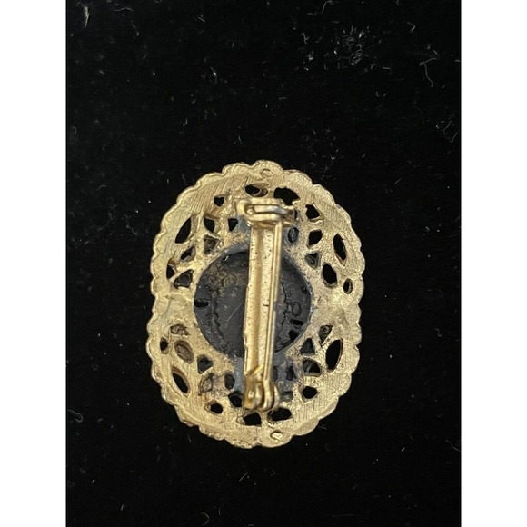 Vintage Gold Tone Scroll Pin Brooch Green Lucite Center Accent - Picture 3 of 6